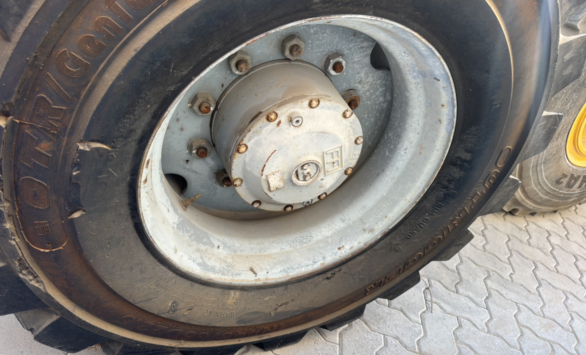 BLA-022-Genie-Z-135/70-Boom-lifts-inspection-Chassis-Right-front-tire-/-wheel-hub---condition-1