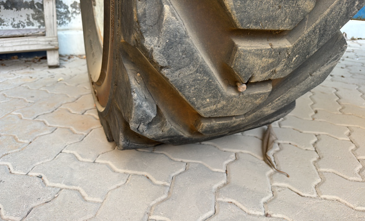 BLA-022-Genie-Z-135/70-Boom-lifts-inspection-Chassis-Right-rear-tire-/-wheel-hub---condition-1