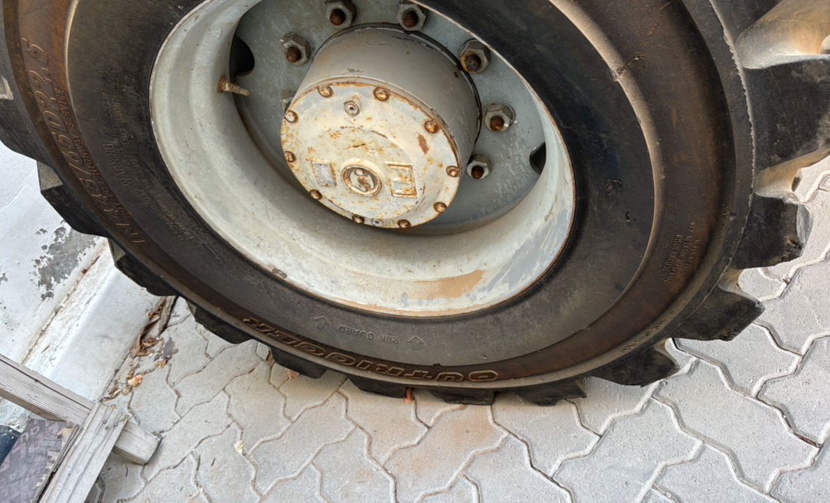 BLA-022-Genie-Z-135/70-Boom-lifts-inspection-Chassis-Right-rear-tire-/-wheel-hub---condition-1