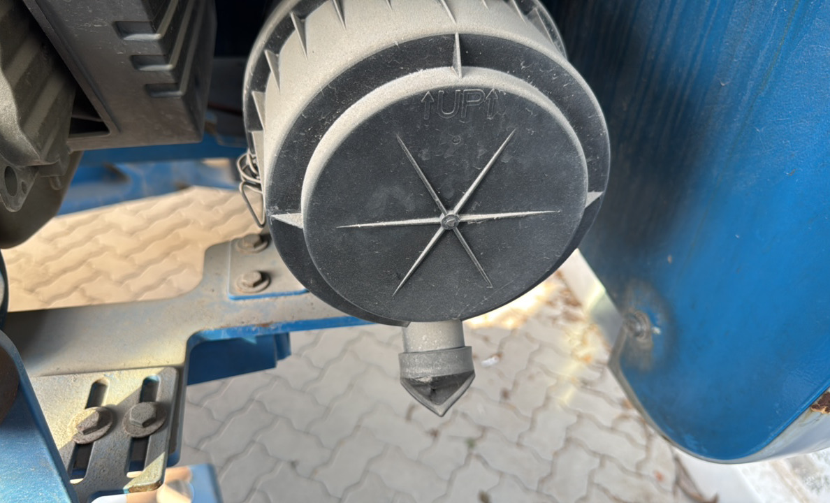 BLA-022-Genie-Z-135/70-Boom-lifts-inspection-Engine-Air-intake-system-1