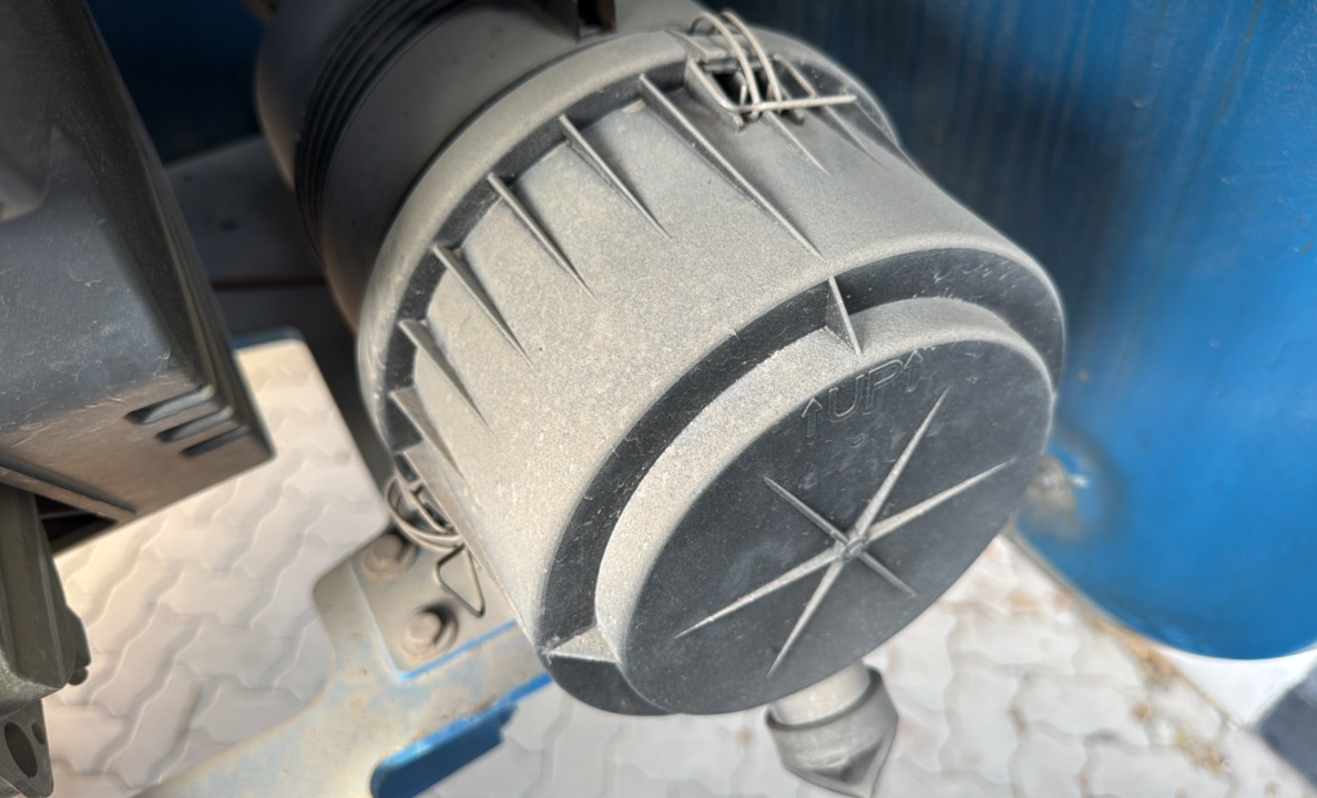 BLA-022-Genie-Z-135/70-Boom-lifts-inspection-Engine-Air-intake-system-1