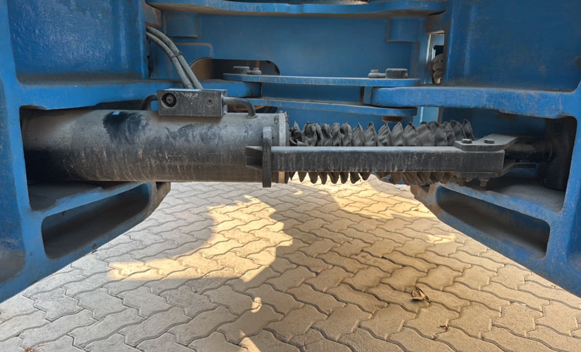 BLA-022-Genie-Z-135/70-Boom-lifts-inspection-Hydraulics-Outrigger-cylinders-1