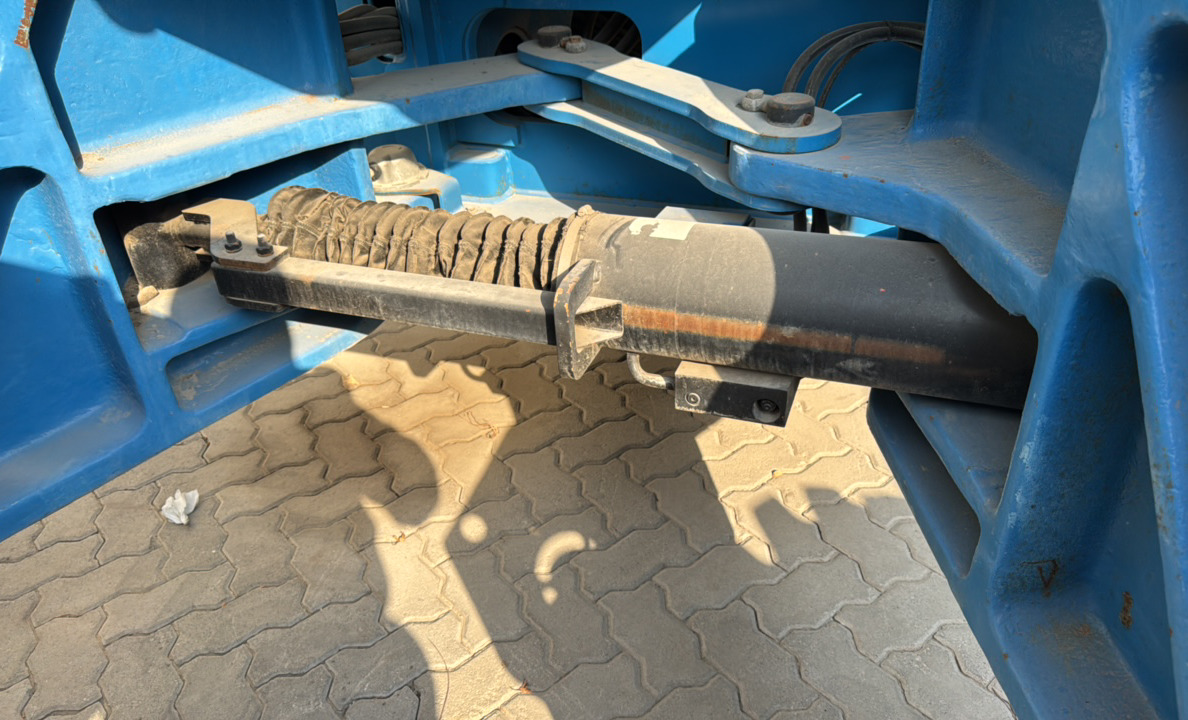 BLA-022-Genie-Z-135/70-Boom-lifts-inspection-Hydraulics-Outrigger-cylinders-1