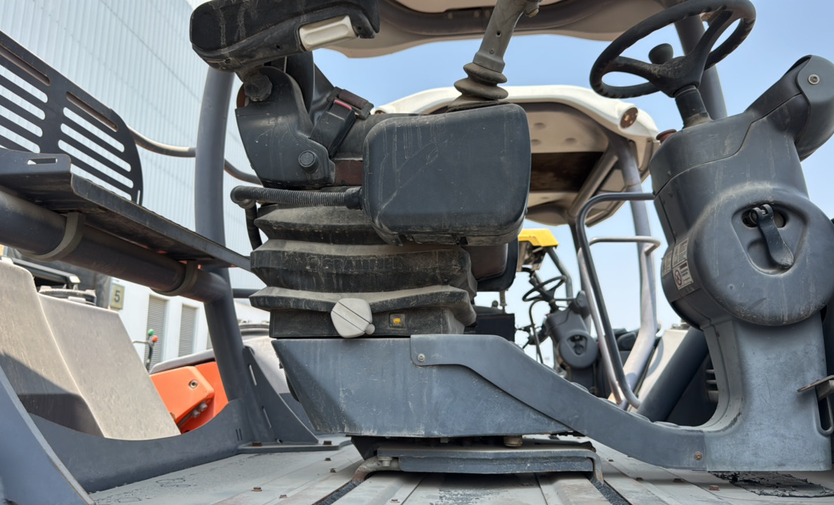 SRC-012-Hamm-HD-140-VV-Tandem-rollers-inspection-Cabin-Seats/armrests-1