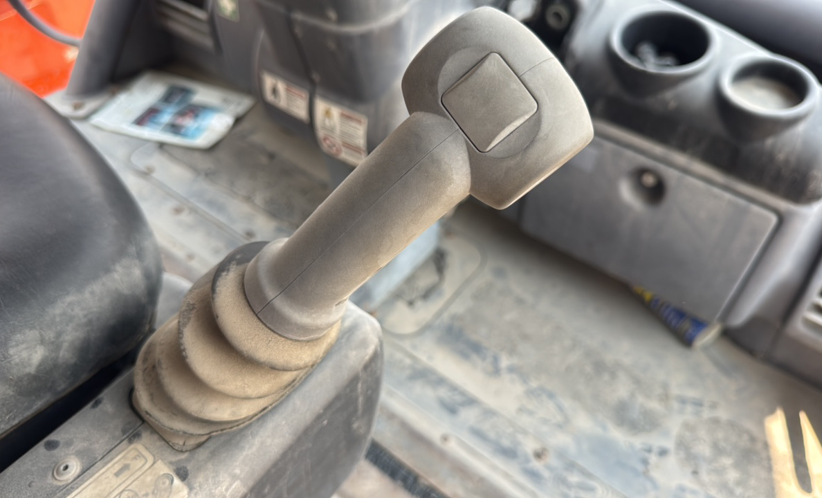 SRC-012-Hamm-HD-140-VV-Tandem-rollers-inspection-Cabin-Joysticks-1