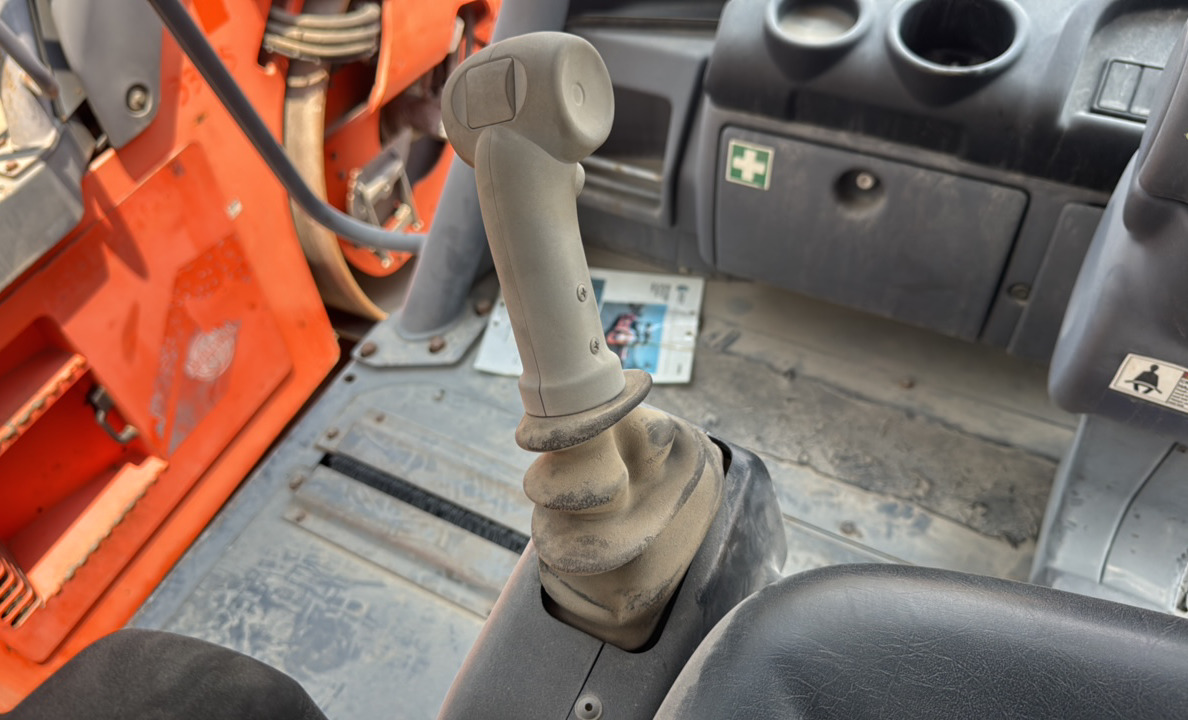 SRC-012-Hamm-HD-140-VV-Tandem-rollers-inspection-Cabin-Joysticks-1