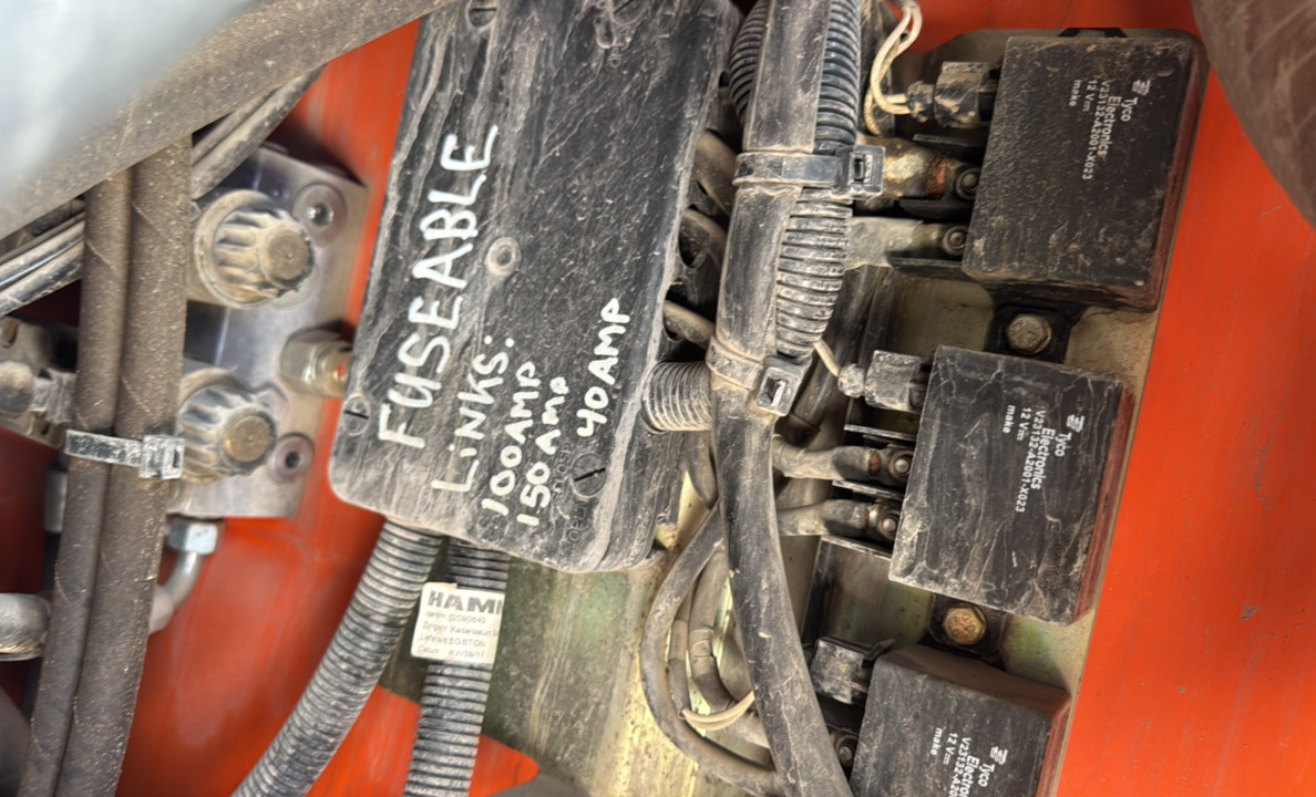 SRC-012-Hamm-HD-140-VV-Tandem-rollers-inspection-Electronics-Fuse-box-1