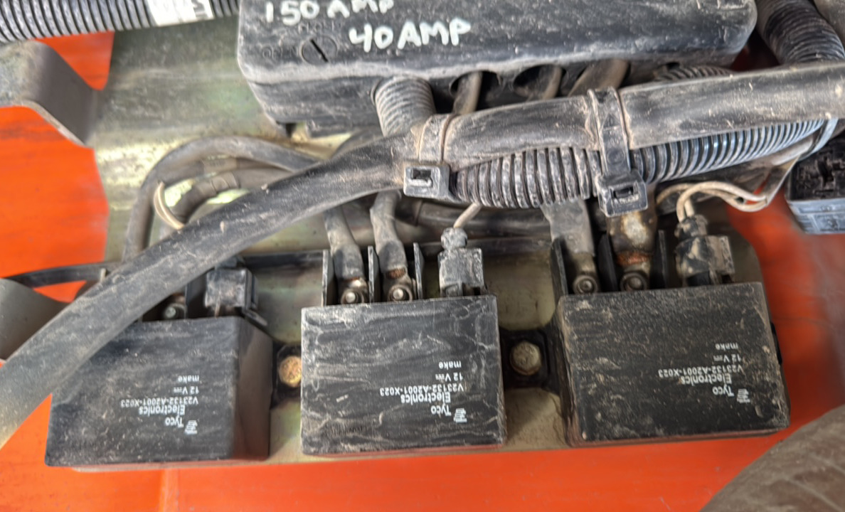 SRC-012-Hamm-HD-140-VV-Tandem-rollers-inspection-Electronics-Fuse-box-1