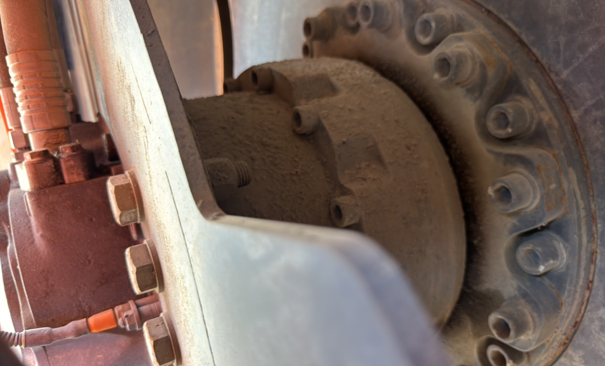 SRC-012-Hamm-HD-140-VV-Tandem-rollers-inspection-Chassis-Front-drum-bearing-housing-1