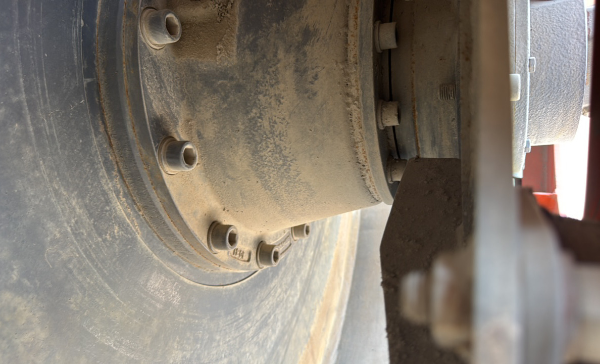 SRC-012-Hamm-HD-140-VV-Tandem-rollers-inspection-Chassis-Front-drum-bearing-housing-1