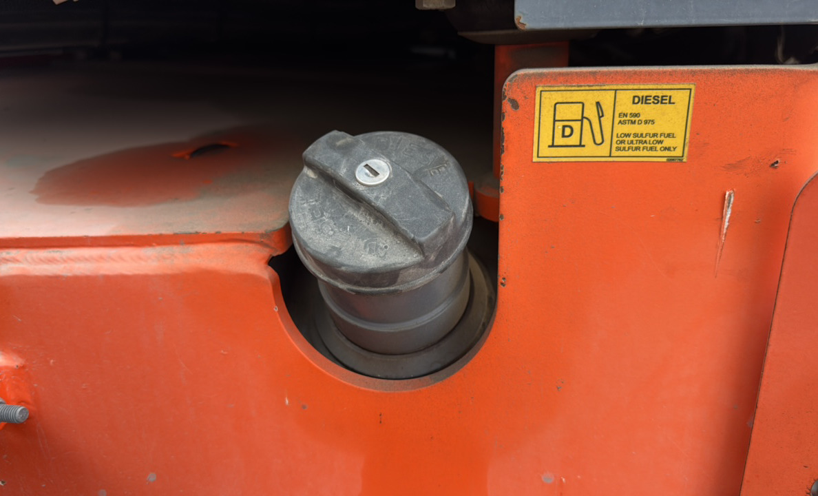 SRC-012-Hamm-HD-140-VV-Tandem-rollers-inspection-Engine-Fuel-tank-1