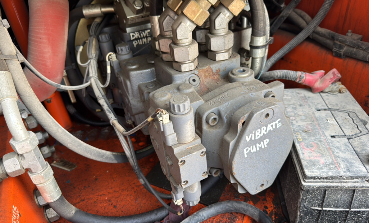 SRC-012-Hamm-HD-140-VV-Tandem-rollers-inspection-Hydraulics-Hydraulic-pump-1