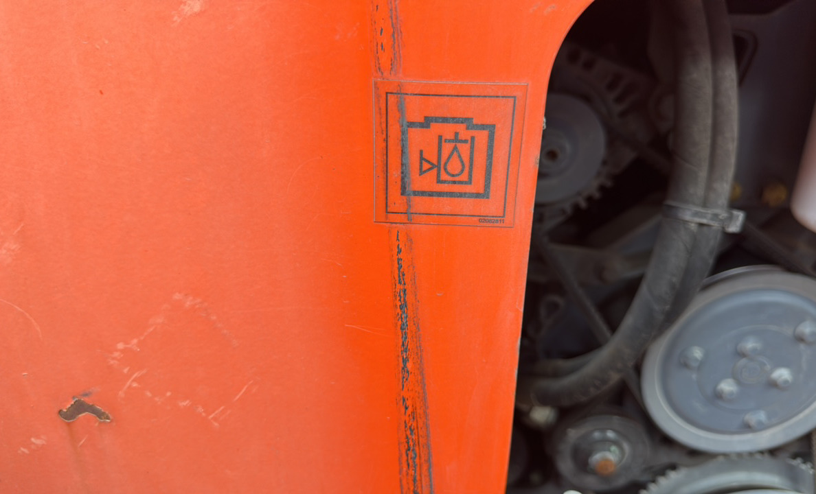 SRC-012-Hamm-HD-140-VV-Tandem-rollers-inspection-Hydraulics-Hydraulic-Tank-1