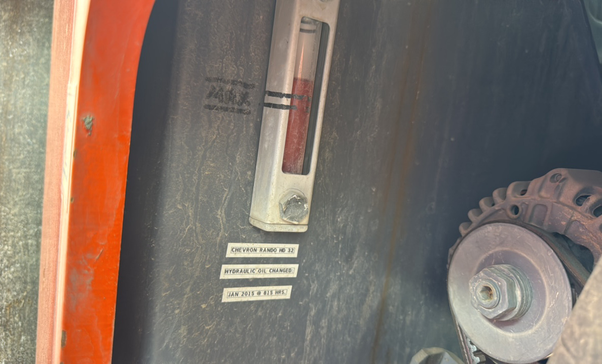 SRC-012-Hamm-HD-140-VV-Tandem-rollers-inspection-Hydraulics-Hydraulic-Tank-1