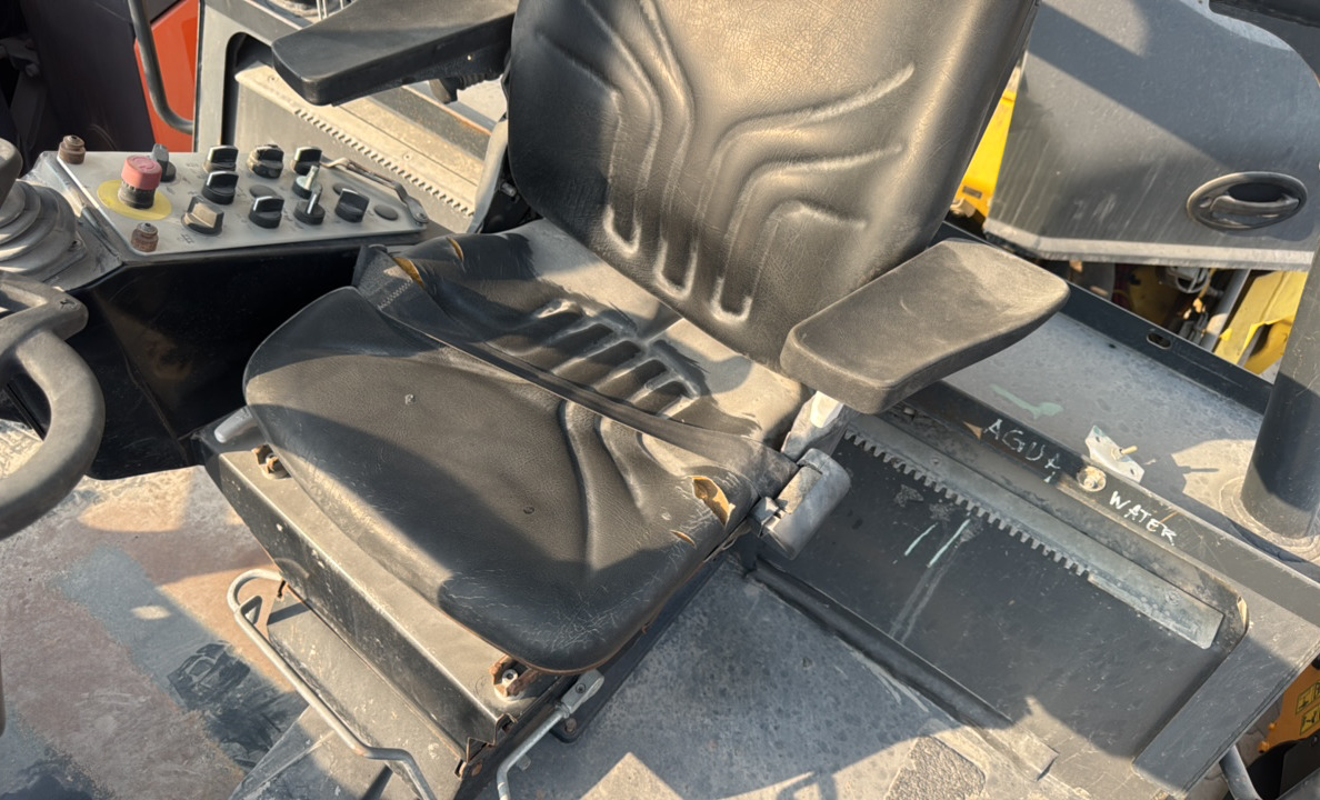 SRC-015-Bomag-BW-206-AD-05-Tandem-rollers-inspection-Cabin-Seats/armrests-1
