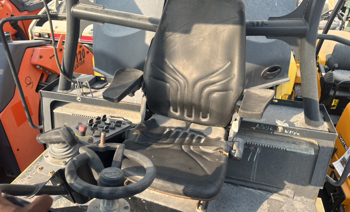 SRC-015-Bomag-BW-206-AD-05-Tandem-rollers-inspection-Cabin-Seats/armrests-1