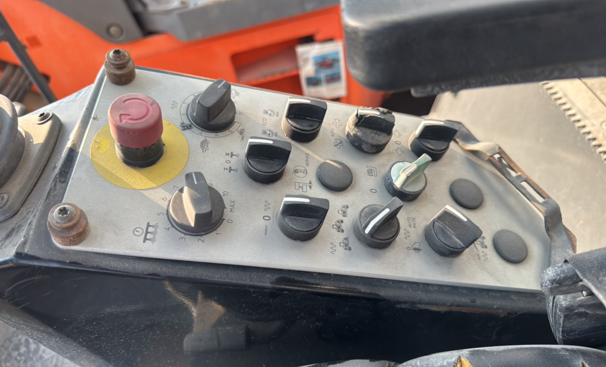 SRC-015-Bomag-BW-206-AD-05-Tandem-rollers-inspection-Cabin-Electronic-instrument-board-1
