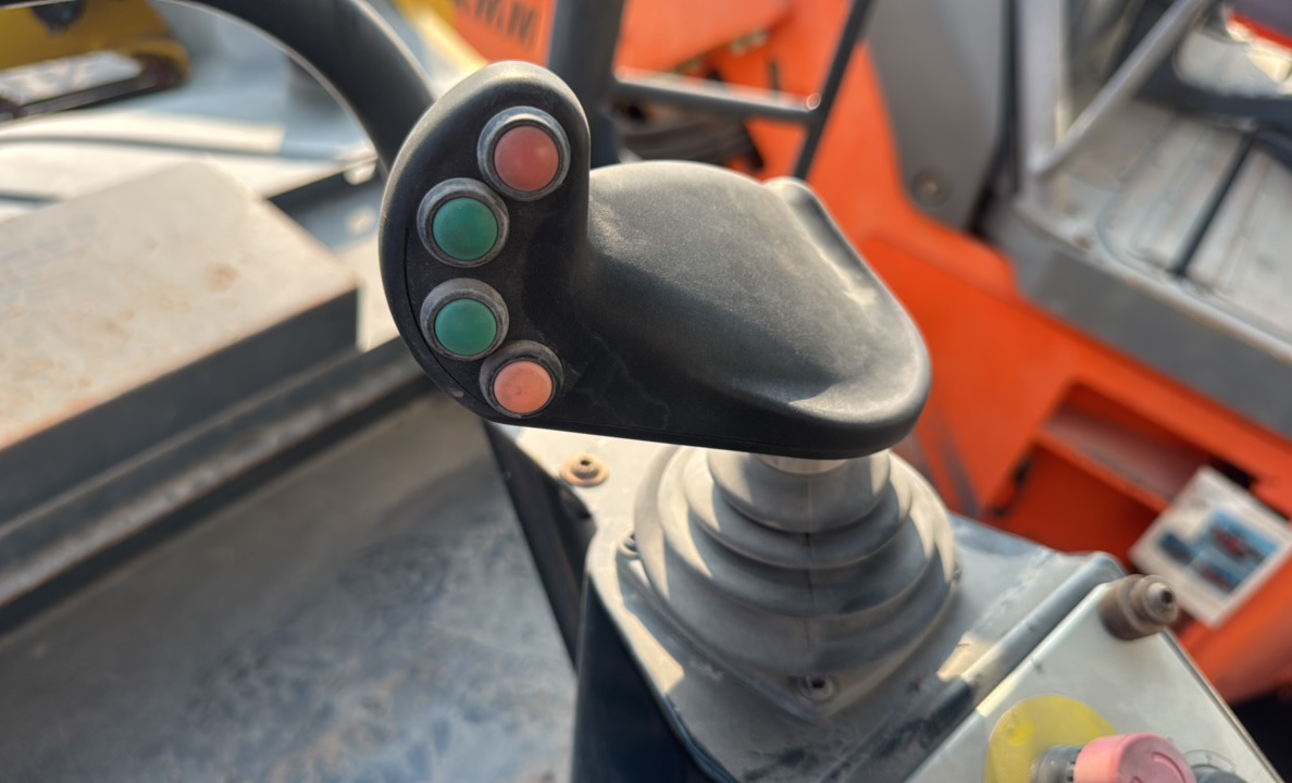 SRC-015-Bomag-BW-206-AD-05-Tandem-rollers-inspection-Cabin-Joysticks-1