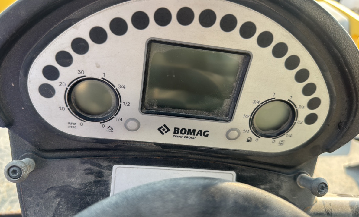 SRC-015-Bomag-BW-206-AD-05-Tandem-rollers-inspection-Cabin-Instrument-cluster-1