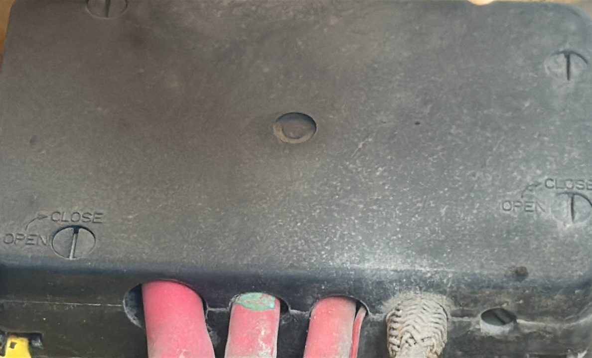 SRC-015-Bomag-BW-206-AD-05-Tandem-rollers-inspection-Electronics-Fuse-box-1