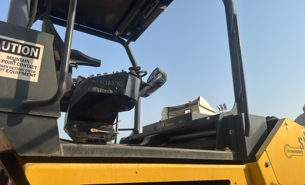 SRC-015-Bomag-BW-206-AD-05-Tandem-rollers-inspection-Structure-Handrails-1