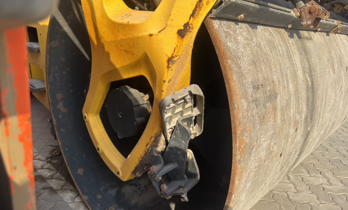 SRC-015-Bomag-BW-206-AD-05-Tandem-rollers-inspection-Chassis-Front-drum-forks-1