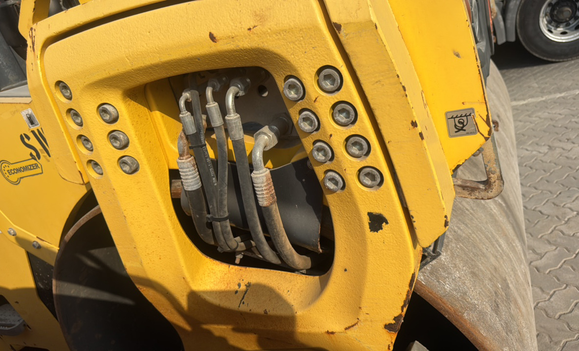 SRC-015-Bomag-BW-206-AD-05-Tandem-rollers-inspection-Chassis-Front-drum-forks-1