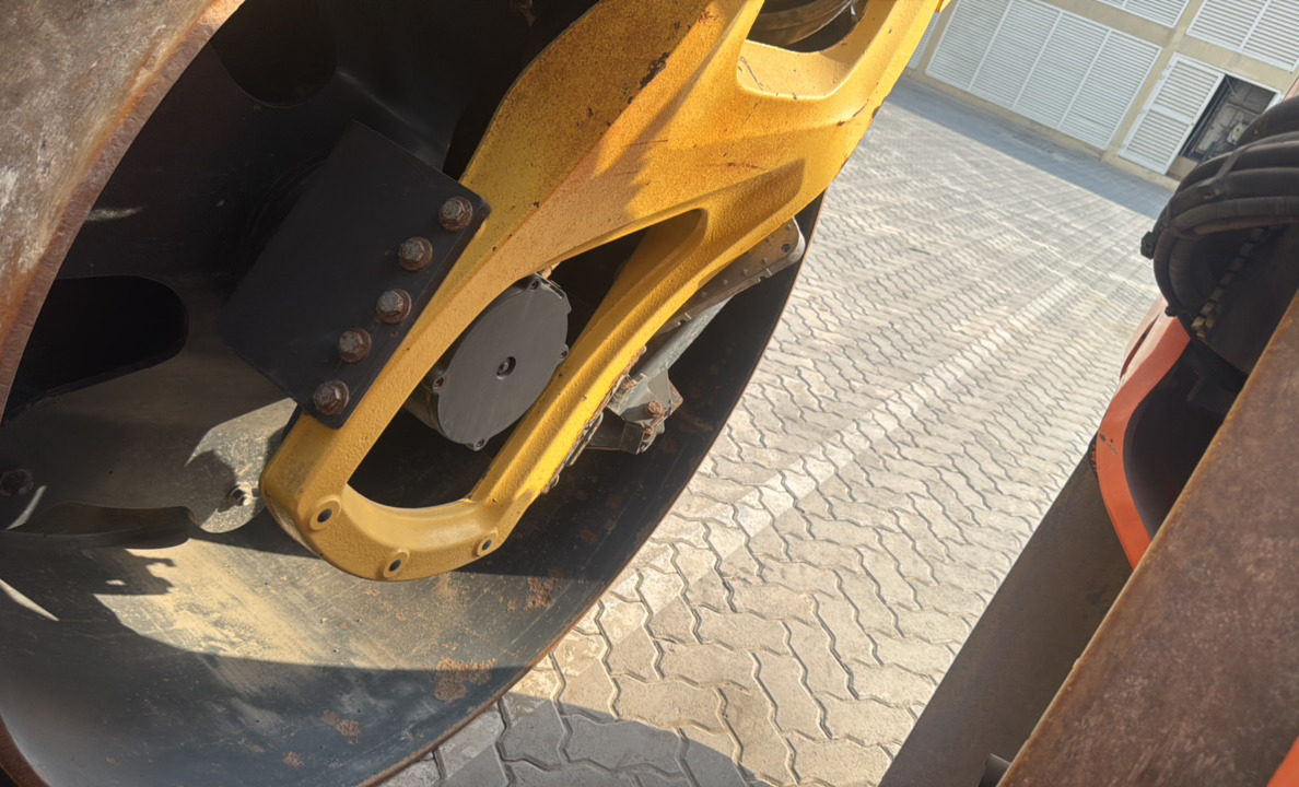 SRC-015-Bomag-BW-206-AD-05-Tandem-rollers-inspection-Chassis-Front-drum-forks-1