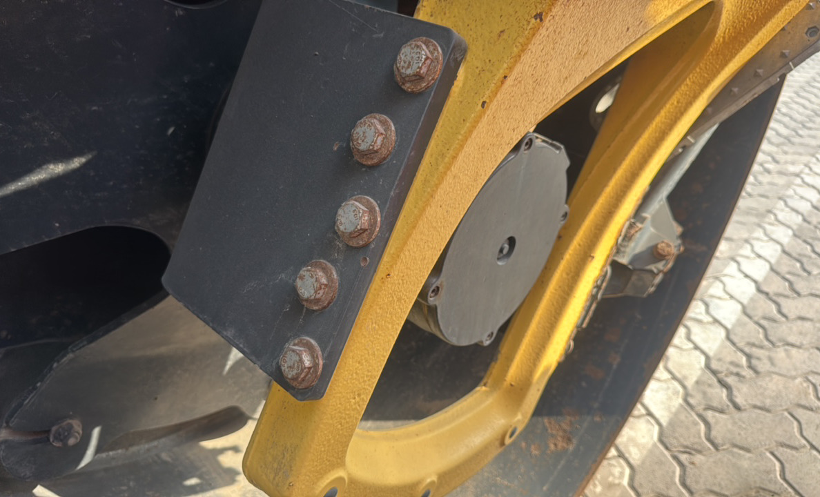 SRC-015-Bomag-BW-206-AD-05-Tandem-rollers-inspection-Chassis-Front-drum-mounting-bolts-1