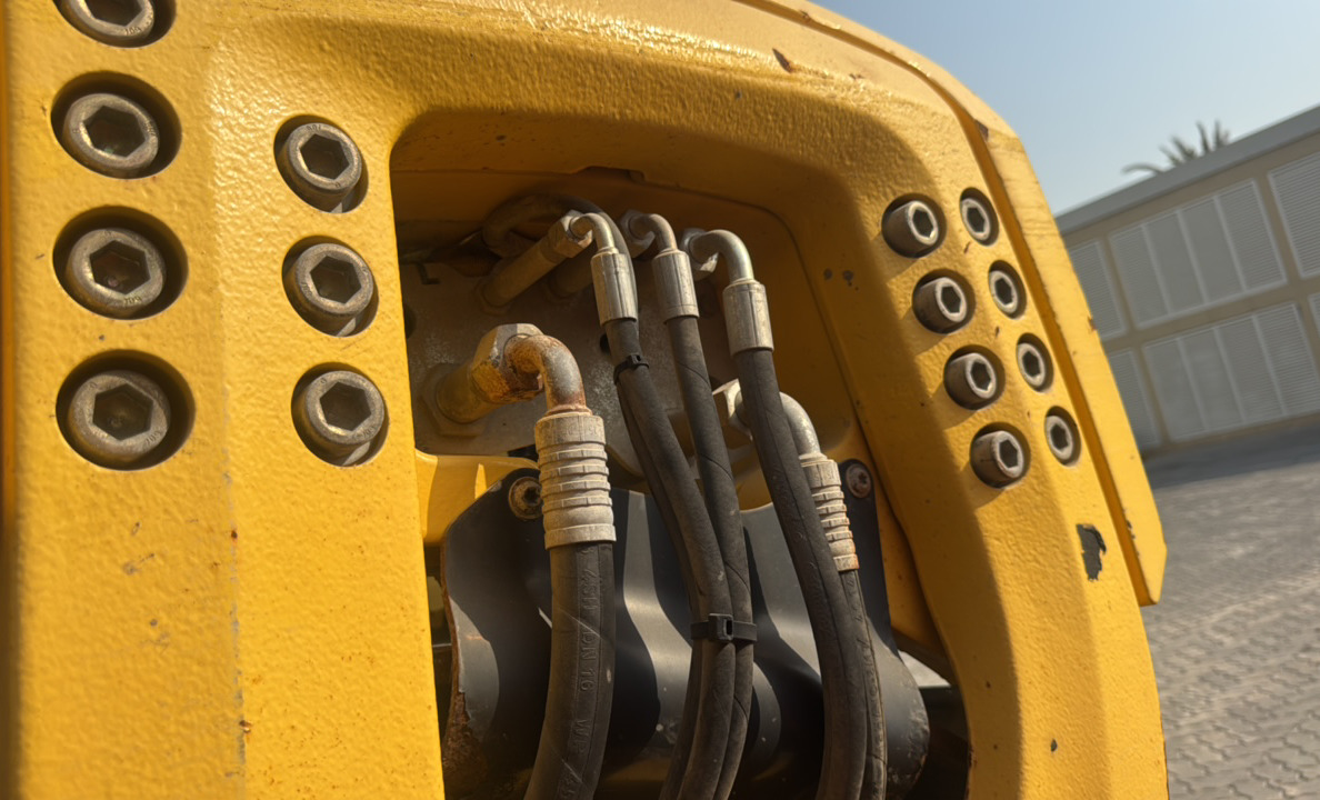 SRC-015-Bomag-BW-206-AD-05-Tandem-rollers-inspection-Chassis-Front-drum-mounting-bolts-1