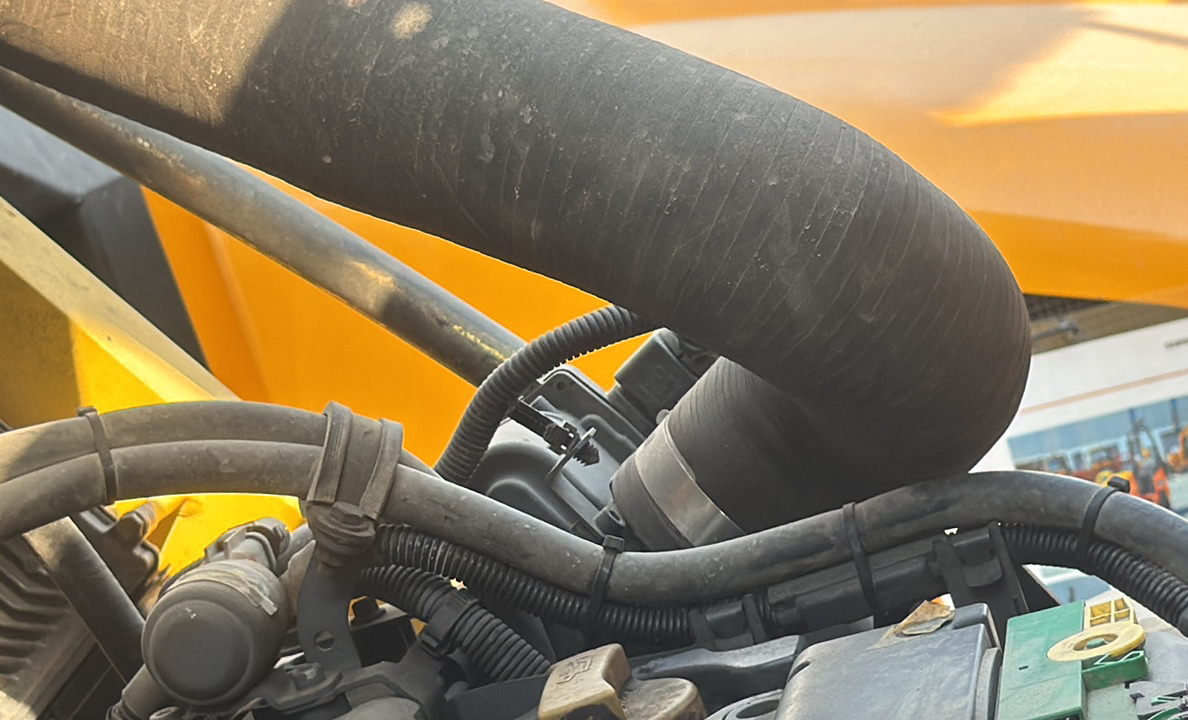 SRC-015-Bomag-BW-206-AD-05-Tandem-rollers-inspection-Engine-Hoses-1