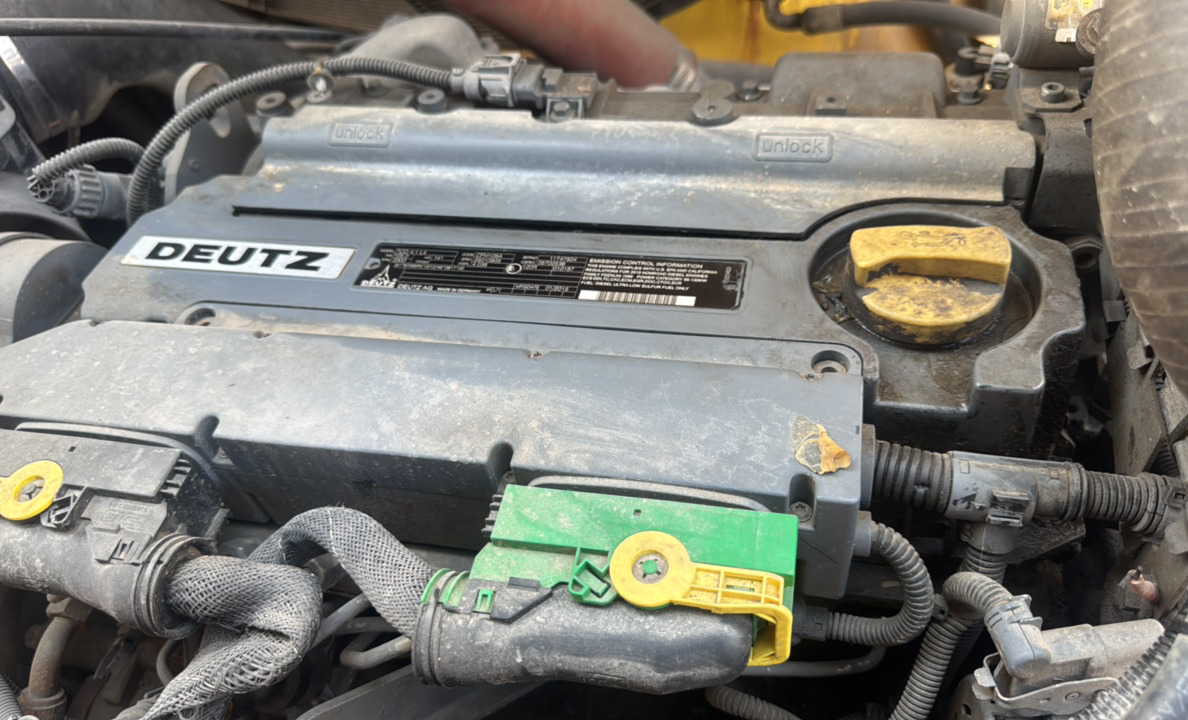 SRC-015-Bomag-BW-206-AD-05-Tandem-rollers-inspection-Engine-Engine-oil-leaks-1