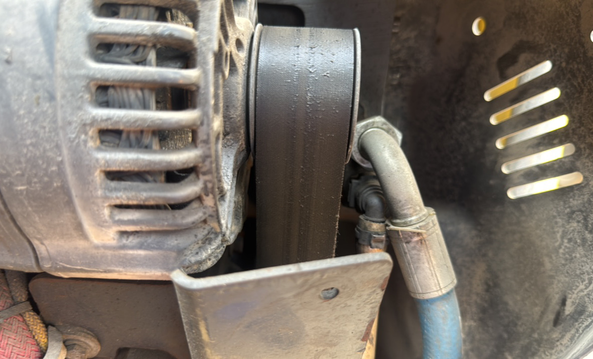 SRC-015-Bomag-BW-206-AD-05-Tandem-rollers-inspection-Engine-Belts-1