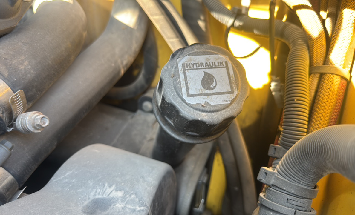 SRC-015-Bomag-BW-206-AD-05-Tandem-rollers-inspection-Hydraulics-Hydraulic-Tank-1