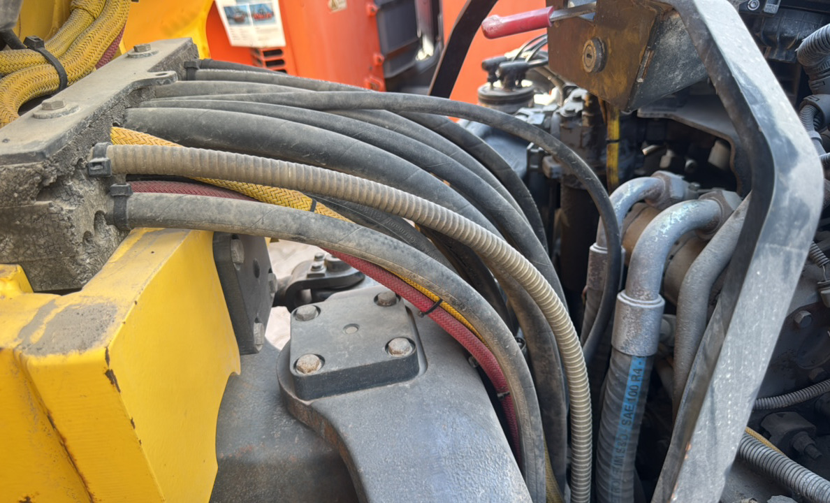 SRC-015-Bomag-BW-206-AD-05-Tandem-rollers-inspection-Hydraulics-Hydraulic-hoses-and-lines-1