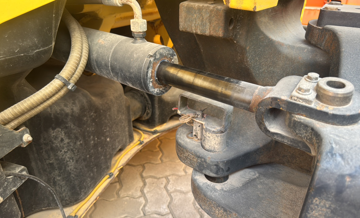 SRC-015-Bomag-BW-206-AD-05-Tandem-rollers-inspection-Hydraulics-Steering-cylinders-1