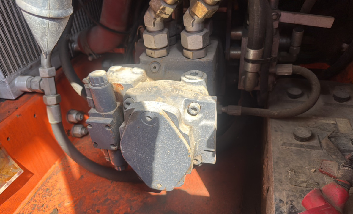 SRC-013-Hamm-HD-140-VV-HV-Tandem-rollers-inspection-Hydraulics-Hydraulic-pump-1