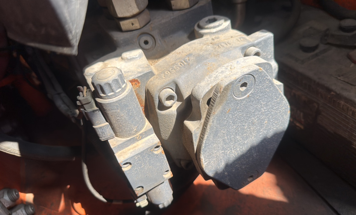 SRC-013-Hamm-HD-140-VV-HV-Tandem-rollers-inspection-Hydraulics-Hydraulic-pump-1