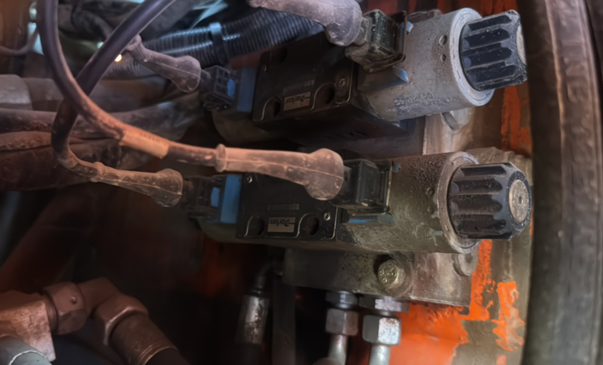 SRC-013-Hamm-HD-140-VV-HV-Tandem-rollers-inspection-Hydraulics-Main-control-valve-(MCV)-3