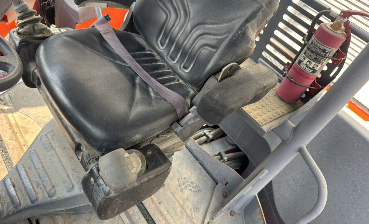 SRC-013-Hamm-HD-140-VV-HV-Tandem-rollers-inspection-Cabin-Seats/armrests-1