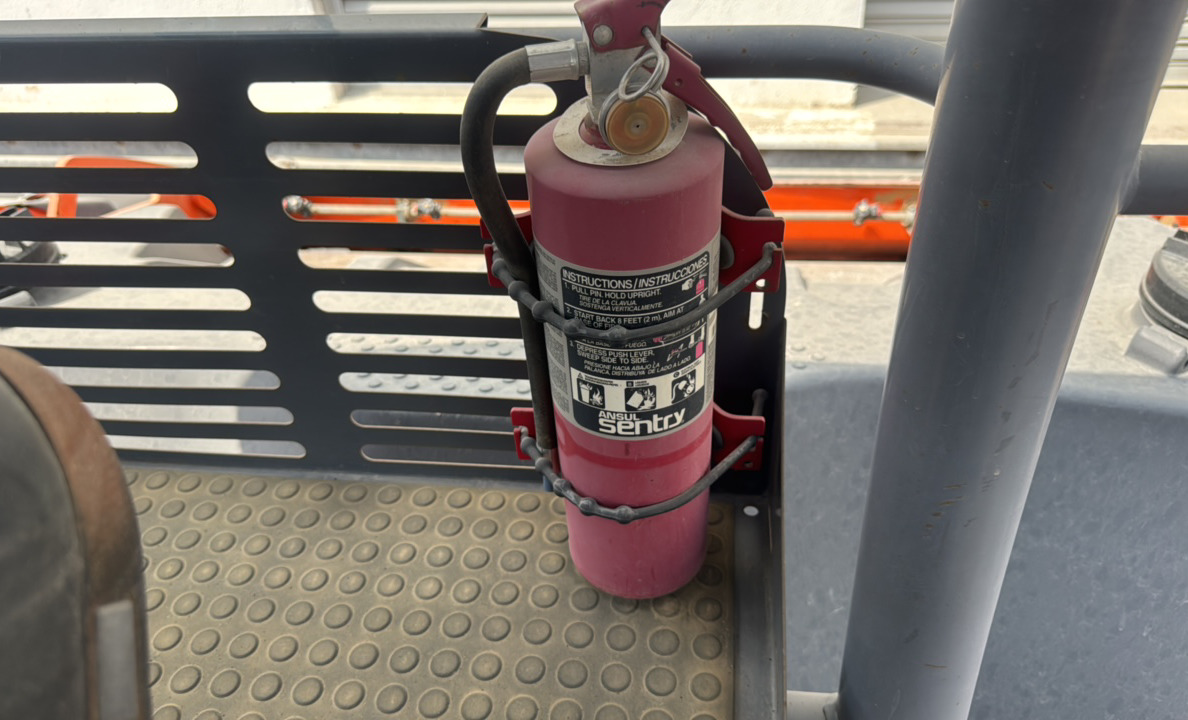 SRC-013-Hamm-HD-140-VV-HV-Tandem-rollers-inspection-Safety-Fire-extinguisher-1