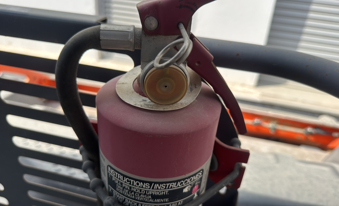 SRC-013-Hamm-HD-140-VV-HV-Tandem-rollers-inspection-Safety-Fire-extinguisher-1