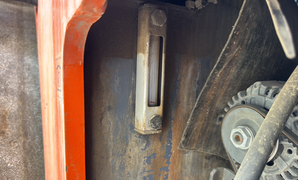 SRC-013-Hamm-HD-140-VV-HV-Tandem-rollers-inspection-Hydraulics-Hydraulic-Tank-1