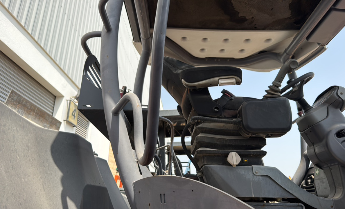 SRC-013-Hamm-HD-140-VV-HV-Tandem-rollers-inspection-Structure-Handrails-1