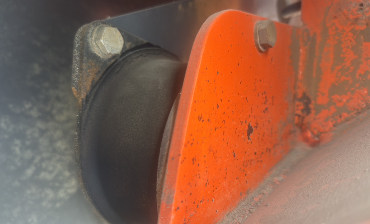 SRC-013-Hamm-HD-140-VV-HV-Tandem-rollers-inspection-Chassis-Rear-isolation-buffer-1