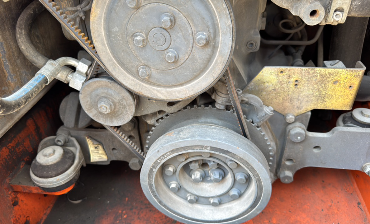 SRC-013-Hamm-HD-140-VV-HV-Tandem-rollers-inspection-Engine-Belts-1