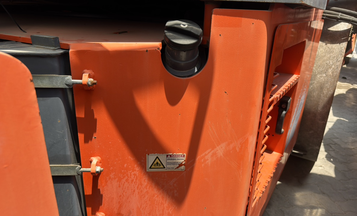 SRC-013-Hamm-HD-140-VV-HV-Tandem-rollers-inspection-Engine-Fuel-tank-1