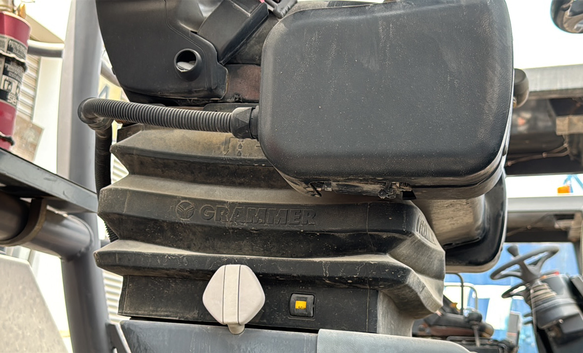 SRC-013-Hamm-HD-140-VV-HV-Tandem-rollers-inspection-Cabin-Seats/armrests-3