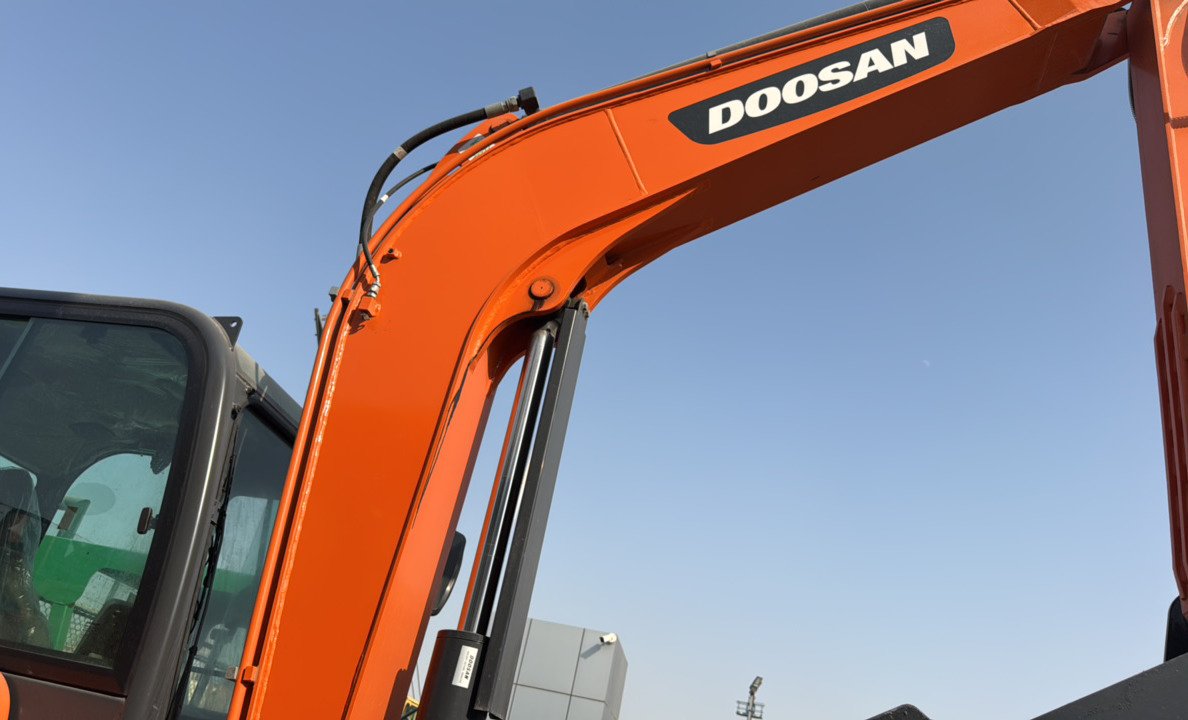 MNX-022-دوسان-DX60E-9CN-حفارات-صغيرة-فحص-الهيكل-الذراع-1