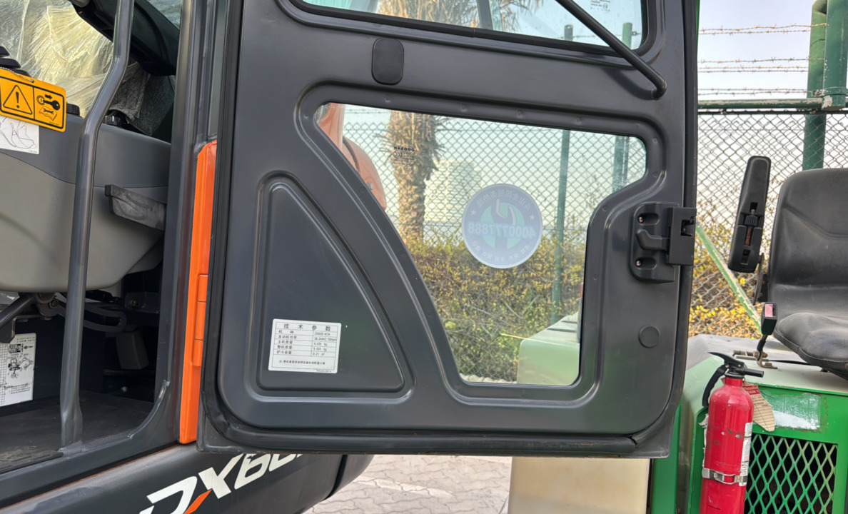 MNX-022-دوسان-DX60E-9CN-حفارات-صغيرة-فحص-الهيكل-الأبواب-1